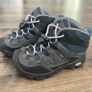 Toddler size 9 Keen boots